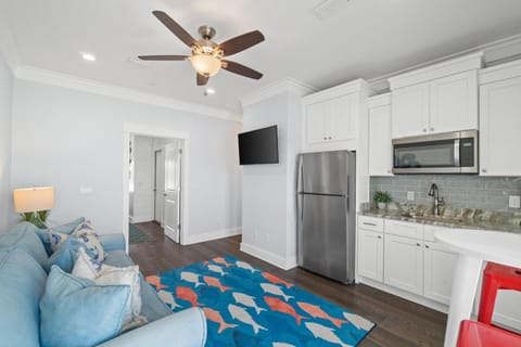 TV and multimedia, Kitchen or kitchenette, Seating area, microwave