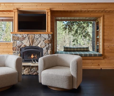 TV and multimedia, Seating area, fireplace