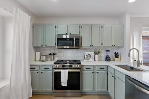 Modern & Cozy 3BR Retreat W Table tennis Sleeps 6 House in Round Rock