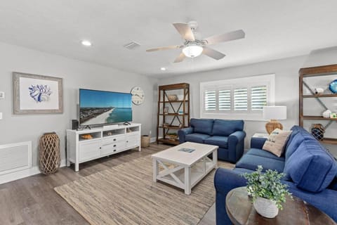 Blue Tide Hideaway - Golf Cart, Sznl Hot Tub, Pets OK, FREE Daily Activities, & More! House in Sunnyside