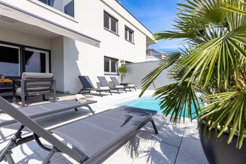Property building, Day, Balcony/Terrace, Swimming pool