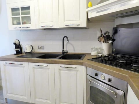 Kitchen or kitchenette, dishwasher, minibar, stove