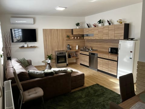 Communal lounge/ TV room, TV and multimedia, Kitchen or kitchenette, Living room, Seating area, Dining area, Evening entertainment, dishwasher, oven, stove