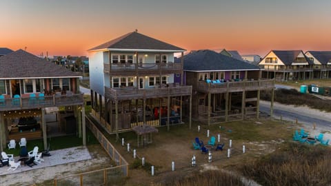 Noisywaves - Beachfront Paradise with Hot Tub, Yard, and Game Room House in Bolivar Peninsula