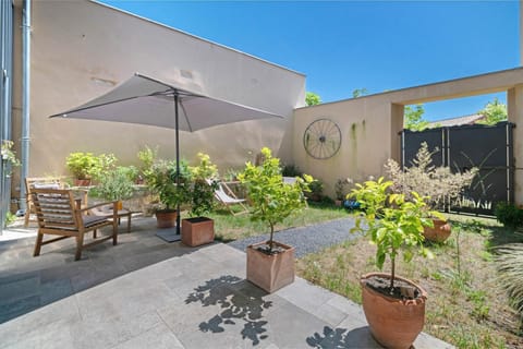 Property building, Balcony/Terrace, Living room