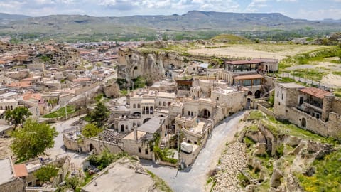 Property building, Nearby landmark, Natural landscape, Landmark view, Location