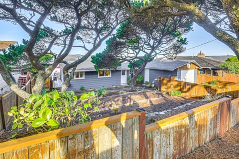 Private Beach Access Serene Escape in Depoe Bay House in Lincoln Beach
