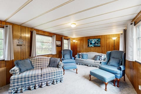 Cozy Dennis Retreat House in Plymouth