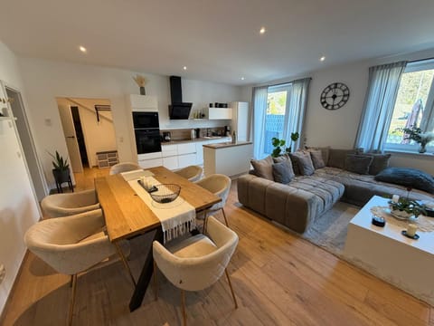 Communal lounge/ TV room, TV and multimedia, Kitchen or kitchenette, Living room, Seating area, Dining area, Evening entertainment