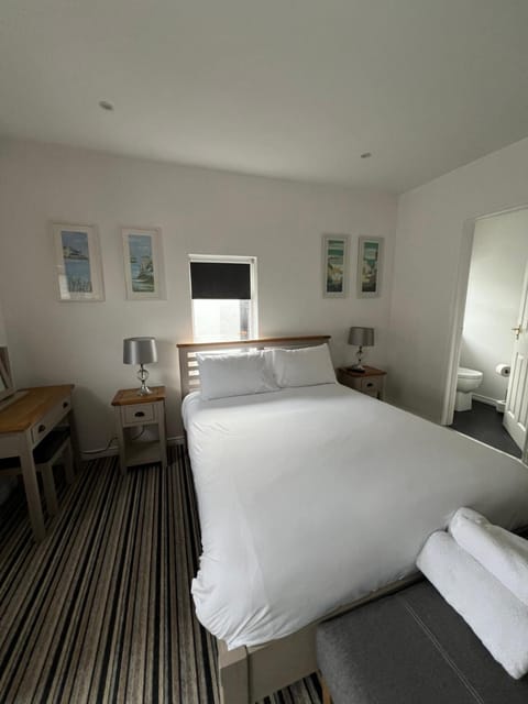 Photo of the whole room, towels