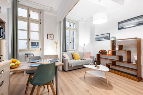 TV and multimedia, Kitchen or kitchenette, Living room, Dining area, air conditioner