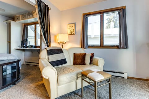 Fish, Hike and Unwind Studio 2 Mi to Lake Winnebago Apartment in Neenah