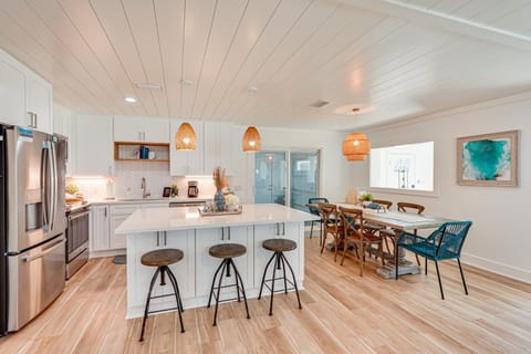 Walk to Beach Chic PCB Getaway with Yard House in Sunnyside