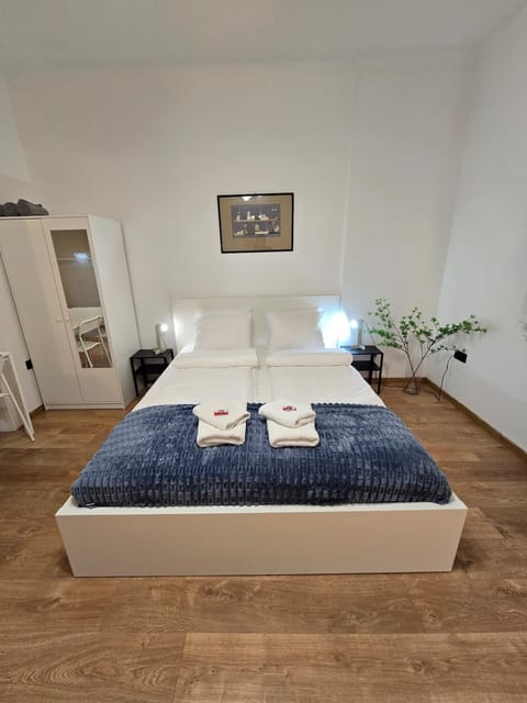 Bed, Bedroom, towels