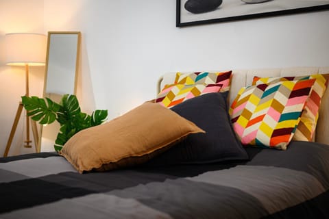 Bed, Living room, Photo of the whole room, Decorative detail, Decorative detail, Seating area, Bedroom