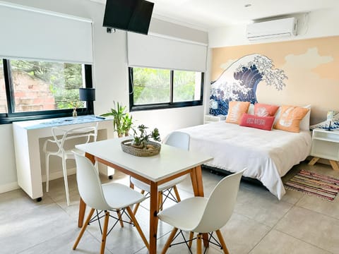 Bed, TV and multimedia, Living room, Photo of the whole room, Seating area, Dining area, Bedroom, air conditioner