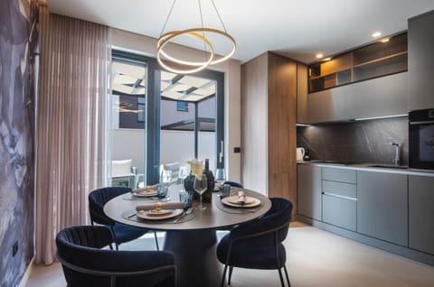 Kitchen or kitchenette, Living room, Seating area, Dining area, stove