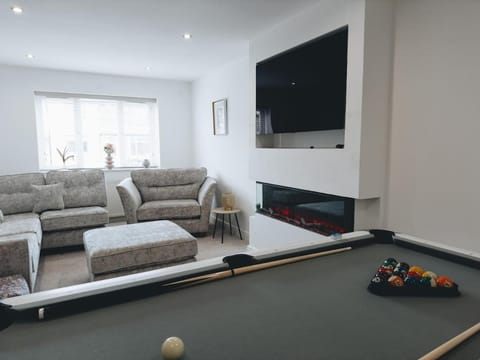 Communal lounge/ TV room, Billiard, Game Room, TV and multimedia, Living room, Seating area, Evening entertainment