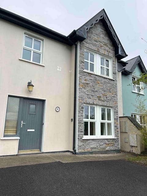 Welcoming Home in Lovely Kenmare House in Kenmare