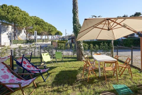 Spring, Day, Natural landscape, Garden, Dining area, Garden view, sunbed