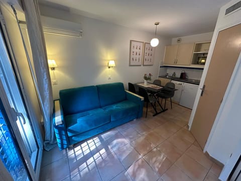 Kitchen or kitchenette, Living room, Seating area, Dining area, oven, stove