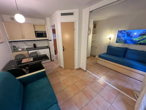 TV and multimedia, Kitchen or kitchenette, Living room, Dining area, air conditioner