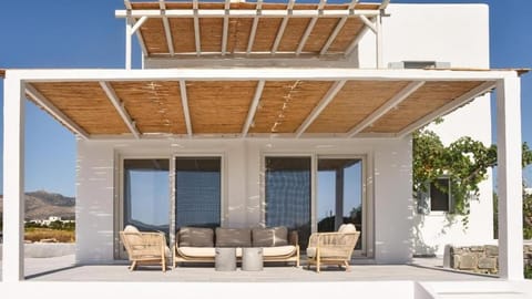 Property building, Day, Balcony/Terrace, Seating area