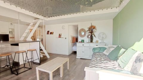 Kitchen or kitchenette, Living room