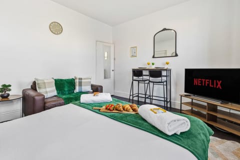 Bed, Dining area, Bedroom