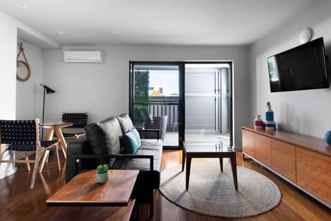 TV and multimedia, Living room, Seating area, Dining area, air conditioner