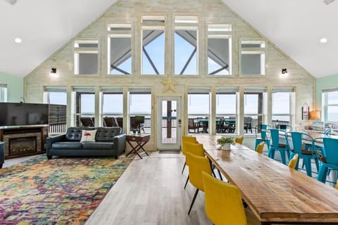 Flamingo - A Large 5BD Beachfront, Hot Tub with Indoor and Outdoor Entertainment House in Bolivar Peninsula