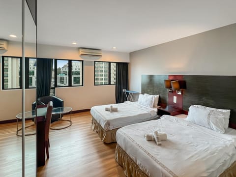 Bed, TV and multimedia, Photo of the whole room, Bedroom, towels
