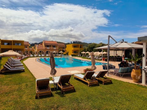 Property building, Restaurant/places to eat, Day, Swimming pool