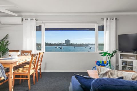 TV and multimedia, View (from property/room), Living room, Seating area, Dining area, Sea view, Sea view, air conditioner