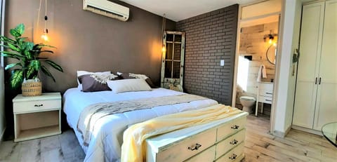 Photo of the whole room, Bedroom, air conditioner