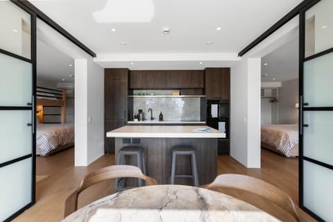 Coffee/tea facilities, Seating area, Dining area, oven, stove
