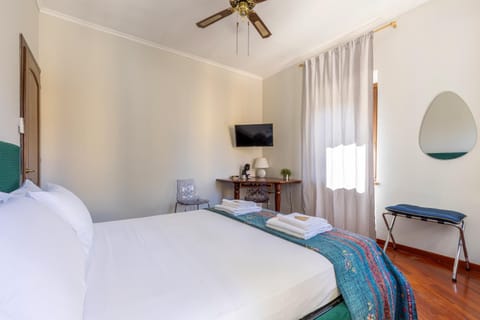 TV and multimedia, Photo of the whole room, Bedroom