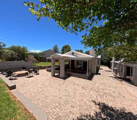 Property building, Day, Garden, Garden view