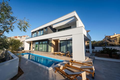 Property building, Day, Balcony/Terrace, Balcony/Terrace, Swimming pool, sunbed