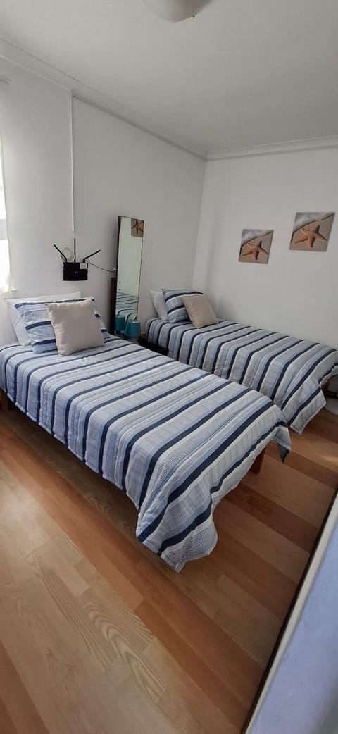 Photo of the whole room, Bedroom