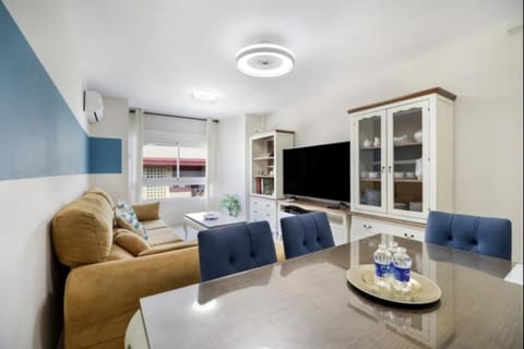 Communal lounge/ TV room, TV and multimedia, Living room, Seating area, air conditioner
