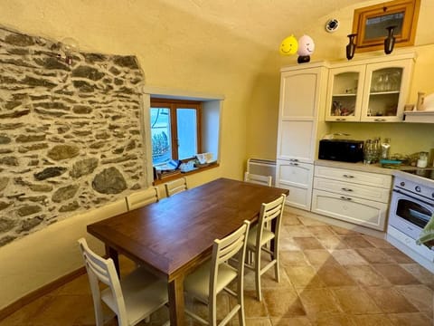 Cottage by the pool with stunning lake view Apartment in Bellano