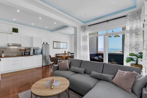 Natural landscape, Kitchen or kitchenette, Living room, Seating area, Dining area, Sea view