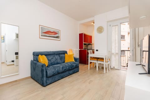 TV and multimedia, Kitchen or kitchenette, Living room, Seating area, Dining area