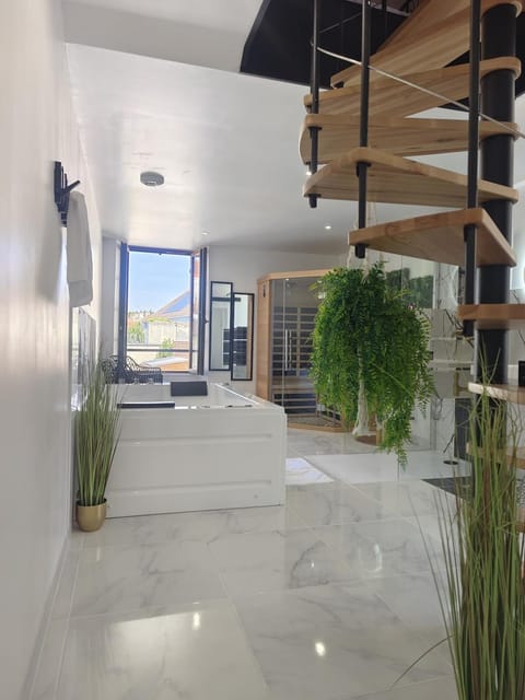 Le Triplex Romantique Balneo duo et Sauna House in Normandy