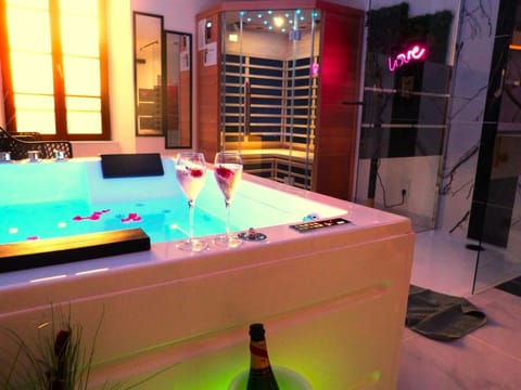 Le Triplex Romantique Balneo duo et Sauna House in Normandy