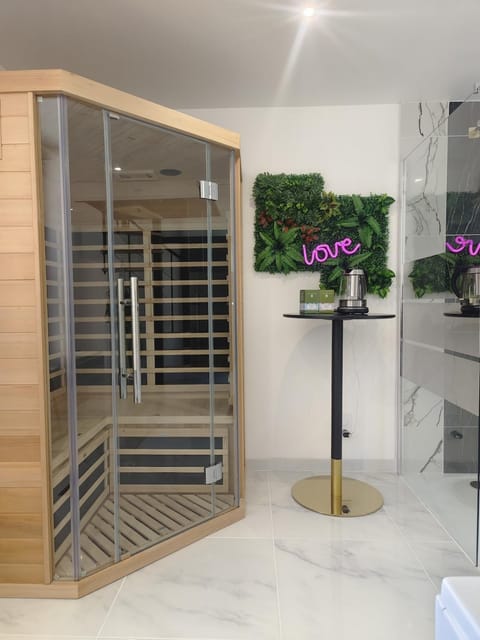 Le Triplex Romantique Balneo duo et Sauna House in Normandy