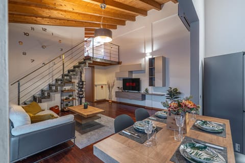 Kitchen or kitchenette, Living room, Seating area, Dining area