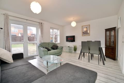 Communal lounge/ TV room, TV and multimedia, Living room, Seating area, Dining area
