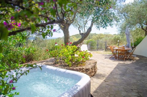 Villa Ginepro con Jacuzzi e Vista Mare Villa in Sardinia